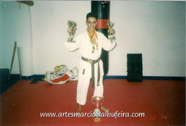 Carlos Janeiro com seus trofeus conquistados